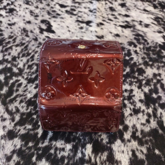 Authentic Louis Vuitton Vernis Burgundy 4 key Holder 🔑 👌 ✨️ - Picture 3 of 7